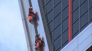 Seis activistas escalan una de las Torres KIO