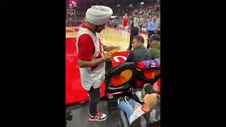 SUPERFAN steals m & ms #raptors #courtside #nba #basketball