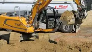 Soeren66 - Raupenbagger LIEBHERR R922 beim beladen eines Lasters