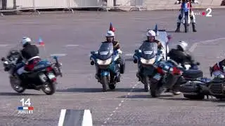 VIDEO - Deux motos se rentrent dedans pendant le d&eacute;fil&eacute; du 14-Juillet