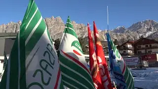 Il presidio dei sindacati allo Stadio del Ghiaccio di Cortina: 