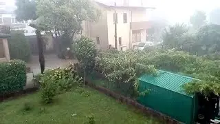 Maltempo, forti temporali a Udine: vento e pioggia sferzano sulle case di Sant'Osvaldo