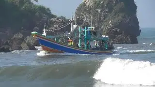 Perahu Nelayan Puger Pulang Pergi melaut pp51