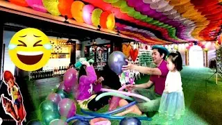 Play with balloons / Jennifer and Elisa playing balloons with Daddy / Fun for kids 