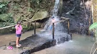 Julio e Sasha na cachoeira 