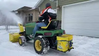 John Deere 425 throwing snow!  #johndeere #snowthrower
