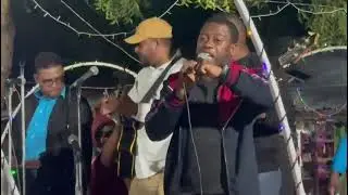 Coro cristiano parado en la raya 