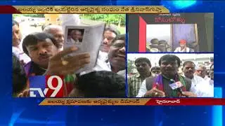 Arya Vaishyas held on way to Kancha Ilaiah's house - TV9