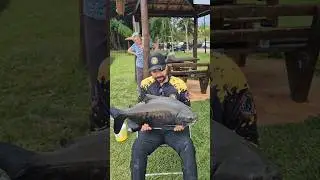 Pescando na massa branca nevada de fundo no centro de lazer Pitau&aacute;