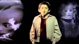 Song (Tell me why) singing a young boy