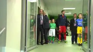 Zlatan passe &agrave; travers une porte &agrave; Saint Etienne