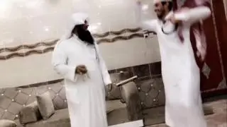 رقص عبدالله العنزي مع ابوه 😍❤