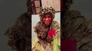 Roze for Golden woman statue #youtubeshorts #busker #goldlady #statue #cosplay #goldest #mgirls #yt