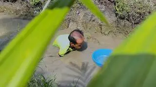 Tiny Man Survival in the Forest &ndash; Catching Clams & Cooking