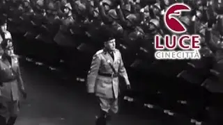 Cerimonia militare dinanzi al Duce nei pressi di Villa Torlonia.