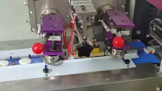 Milk candy packaging, fully automatic feeding candy vibration tray pillow-type packaging machine