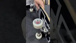 Skate profissional com shape da Baker, lixa Mob, truck Ace e roda Spitfire montado na Ever