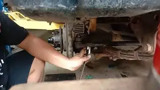 Pelepasan tie rod mobil Daihatsu Feroza dengan mudah