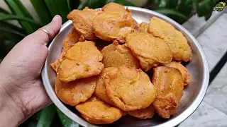 गरम गरम आलू की पकौड़ी हरी चटनी के साथ 👌