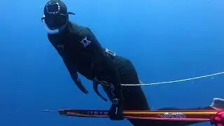 Deep Dive Spearfishing in Hawaii &ndash; Hunting Fish Near 100 Feet!