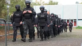 Anonymer Drohanruf an Gesamtschule Brühl - Sprengstoffspürhunde im Einsatz am 31.10.22 + O-Ton