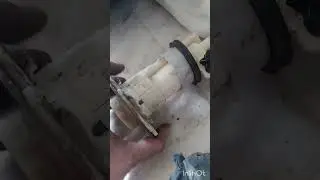Retirando o refil da bomba 💣💥 de combust&iacute;vel da Honda Titan 150 mix 2012