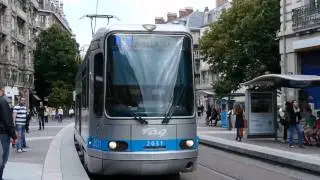 Grenoble, Tramways  vers le centre-ville.