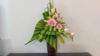 Mẫu hoa hồng với lối đi lá xếp uốn rất nghệ thuật.