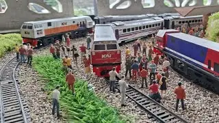 KARETA MENOREH DAN LOGAWA DI STASIUN PASAR TURI SURABAYA 