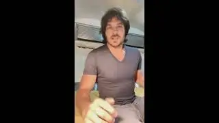 Йен Сомерхолдер демонстрирует свою процедуру медитации после пробуждения утром.