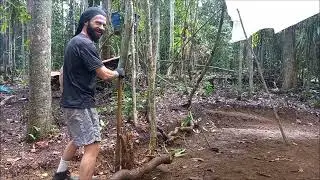 31 - DESCASCANDO TRONCOS ESCAVANDO COZINHANDO E FAZENDO UM CAVALETE