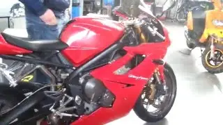 Triumph Daytona 675 in Tornado Red - start up and revs