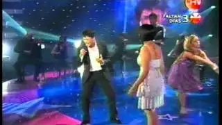 AMERICO CANTA CON SU HIJA