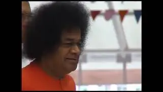 The living darshan of Sai Baba. Swami walks away.