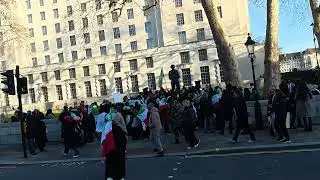 Протест парня из Сомалиленда на Даунинг-стрит в Лондоне.
