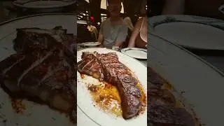 Фирменный стейк Портерхаус в стейк-хаусе Питера Люгера в Лас-Вегасе, Невада #стейк #гурманы #еда