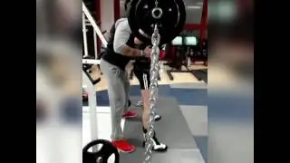 Squat con le catene.