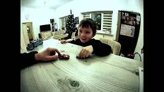 Аляляся играет с папой в Маквинов.