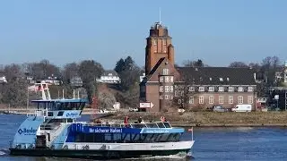 Hamburg, Finkenwerder, Blick zur Lotsenstation, F&auml;hre Vorbeifahrt - Full HD (1080p) Videobild