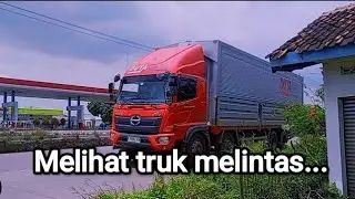 Hunting Truk Hino Paling Keren di Jalan Raya Penampakan Hino Wingbox dan Tronton