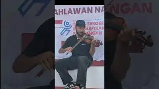The One meet @billybiola di bandara Sentani #violin #bandara #ngamen #airport #music