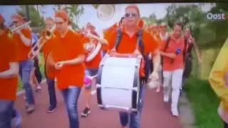 Dweilorkest 't Spul(t) tijdens fanwalk voor finale #NEDDEN Weuro2017