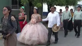 Aylin caminado hacían su fiesta. 