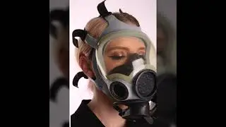 Женщины в латексных масках носят полнолицевые противогазы и платья, похожие на снаряжение для дай...