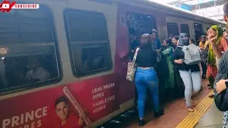 Mumbai local train Rush hours me ladies Gents sabhi ko roj struggle karna padta hai | Train Fighting