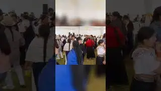 Peguche: &iexcl;Gente en trajes tradicionales, fiesta bajo la carpa! #shorts