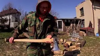 Jak sprawuje się lekka siekiera rozłupująca?