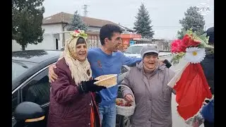 В добричкото село Стефан Караджа закичиха шофьорите с китки за здраве и късмет по повод Бабинден