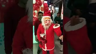 Office mai santa ki entry 🎅😂 #christmas #santa #office #merrychristmas