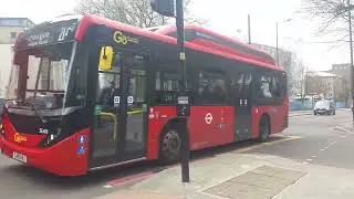 Busse und U-Bahnen in London.